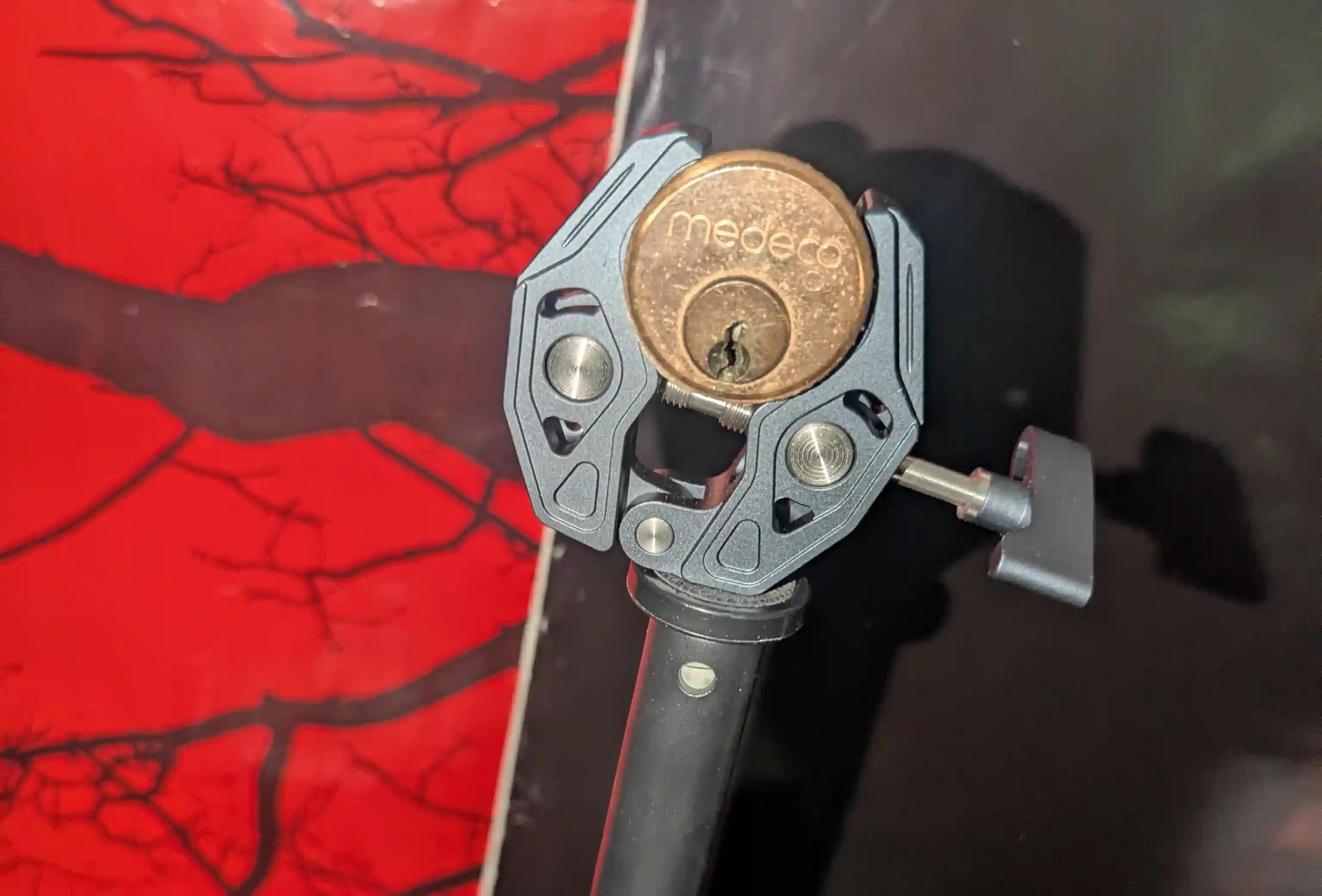 Locksport vices and holders